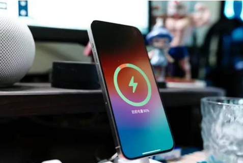 永寿苹果15换屏服务分享用什么充电器给iPhone15充电更好 